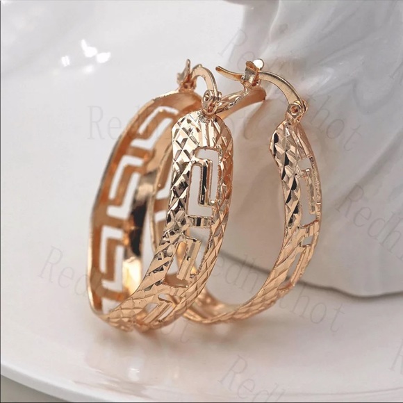 Jewelry - New trendy hollow out style gold tone earrings